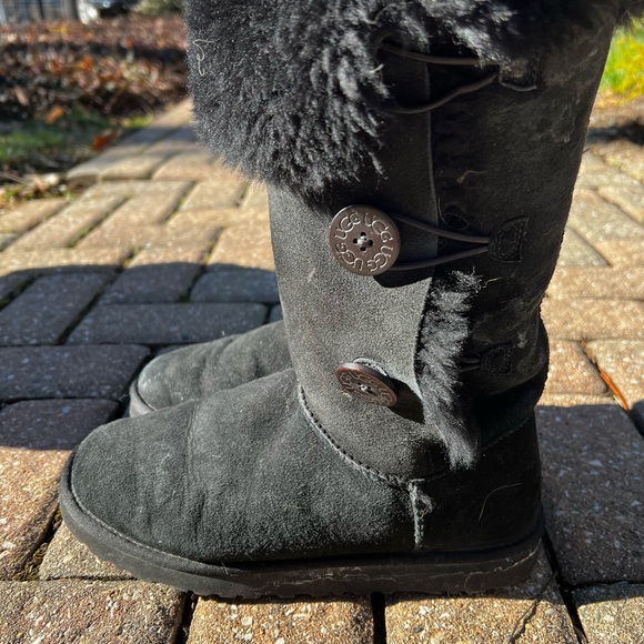 UGG 3-button suede and shearling boots, size 9. - Picture 2 of 9